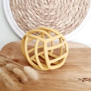 Balle de motricité flexible en silicone Rammelaartje - Jaune ocre