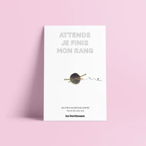 Pin’s Tricot – Attends je finis mon rang – Édition limitée – Les Imprimeuses